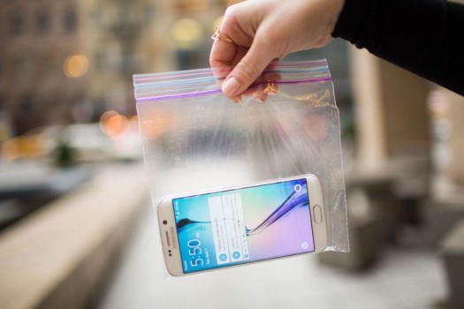 water-resistant-pouch-for-smartphone