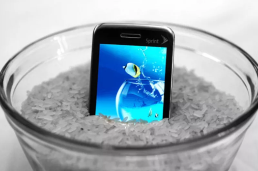 protect-smartphone-with-rice-and-silica-gel